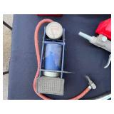 Central Pneumatic Gravity Feed Blast Gun 95793 with Hose & Box