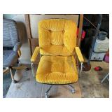 Rolling desk with two office chairs