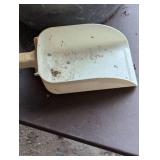 30 Gallon Brute Can With Large Poly Scoop