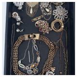 Costume Jewelry Lot - Mixed Necklaces, Bracelets, Earrings & Brooches Costume Jewelry Lot - Mixed Necklaces, Bracelets, Earrings & Brooches