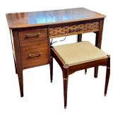 Singer Vintage Sewing Machine in Wood Desk Cabinet with Stool (AS369302)