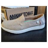 New Minnetonka Moccasin Unisex Discover Natural Slip on Size 8m