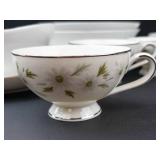 Teacups & Bowls Set with Gravy Boat & Creamer - White Daisy Pattern