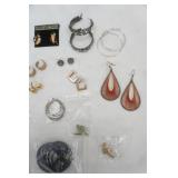 Jewelry Lot: Pierced Earrings