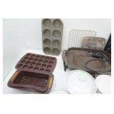 Kitchenware Lot: baking pans, casseroles, corning ware and lids, serving tray