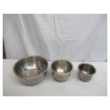 Assorted vintage stainless steel mixing bowls. Some with covers.