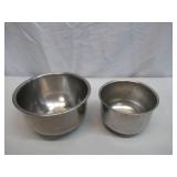 Assorted vintage stainless steel mixing bowls. Some with covers.