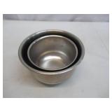 Assorted vintage stainless steel mixing bowls. Some with covers.
