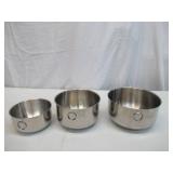 Assorted vintage stainless steel mixing bowls. Some with covers.