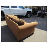 Traditional 90" Sofa with wooden frame and exposed legs with three pillows