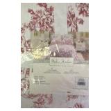 Modern Heirloom Full Queen Quilt Set, 1 Quilt 88 x 90 inches and 2 Shams 20 x 26 inches Gardem Toile Pattern, White and Red