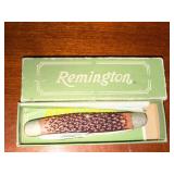 Remington Folding Pocket Knife - Vintage Brown Textured Handle in Green Box Remington Folding Pocket Knife - Vintage Brown Textured Handle in Green Box