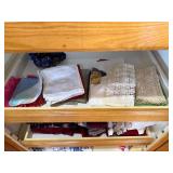 Mixed Kitchen Linen Lot Towels Oven Mitts Pot Holders Napkins Used Mixed Kitchen Linen Lot Towels Oven Mitts Pot Holders Napkins Used