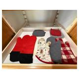 Mixed Kitchen Linen Lot Towels Oven Mitts Pot Holders Napkins Used Mixed Kitchen Linen Lot Towels Oven Mitts Pot Holders Napkins Used