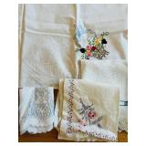 uL - Vintage Embroidered Tablecloth Set with Napkins -