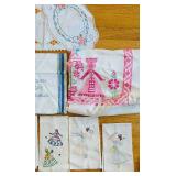 uL - Vintage Embroidered Tablecloth Set with Napkins -