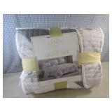 (EW6) Lenox King Size 3-Piece Quilt... (EW6) Lenox King Size 3-Piece Quilt...