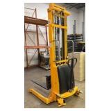 Straddle stacker H-5440 Uline