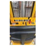 Straddle stacker H-5440 Uline