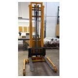 Straddle stacker H-5440 Uline