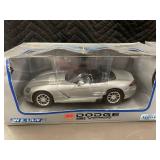 Welly Dodge Viper 2003 1:24 Diecast Cars - Silver & Red (Boxed)