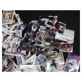 LOT OF BASEBALL TRADING CARDS