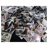 LOT OF BASEBALL TRADING CARDS