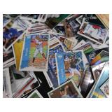 LOT OF BASEBALL TRADING CARDS