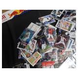 LOT OF BASEBALL TRADING CARDS