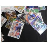 LOT OF BASEBALL TRADING CARDS
