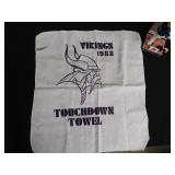 ASSORTMENT OF COLLECTIBLE SPORTS ITEMS