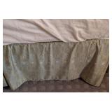 LB - Royal Sateen - Queen Size Reversible Comforter & Linens