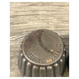 Vintage Griswold Deep Patty Bowl & 3 Molds