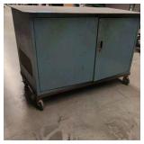 PORTABLE workbench with storage capacity