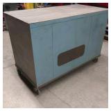 PORTABLE workbench with storage capacity