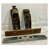 Group of 4 vintage tools, planes and levels