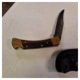 Lot of two folding knives