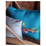 Wicker Holder with 2 pillows - Lot of 3