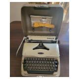 Triumph Perfekt Portable Typewriter - Vintage Manual Typing Machine in Case