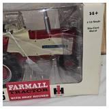 Ertl Farmall 706 1:16  in box