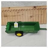 1/16 John Deere Spreader