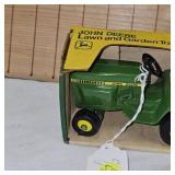 1:16 John Deere Lawn and Garden Tractor
