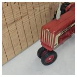 1:16 Farmall 806
