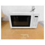 Magic Chef 0.7 cu. ft. 700-Watt Countertop Microwave in White