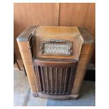 Philco Model 46-1209 Vintage Radio - Seller stated that it lights up