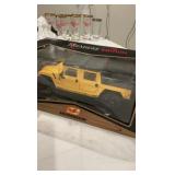 Maisto 1:18 Premiere Edition Hummer (H1) Die-Cast Model - Yellow - NIB