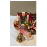 Vintage Holiday Decor Mix: Hallmark Frosty Friends Wreath, Campbell