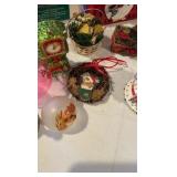 Vintage Holiday Decor Mix: Hallmark Frosty Friends Wreath, Campbell