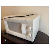 Sunbeam SBM7500W Microwave Oven - 120V AC, 2.45 GHz, Manufactured 2003