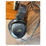 These are Sony MDR-CD950 "Digital Reference" headphones, a high-end vintage model released in 1991.